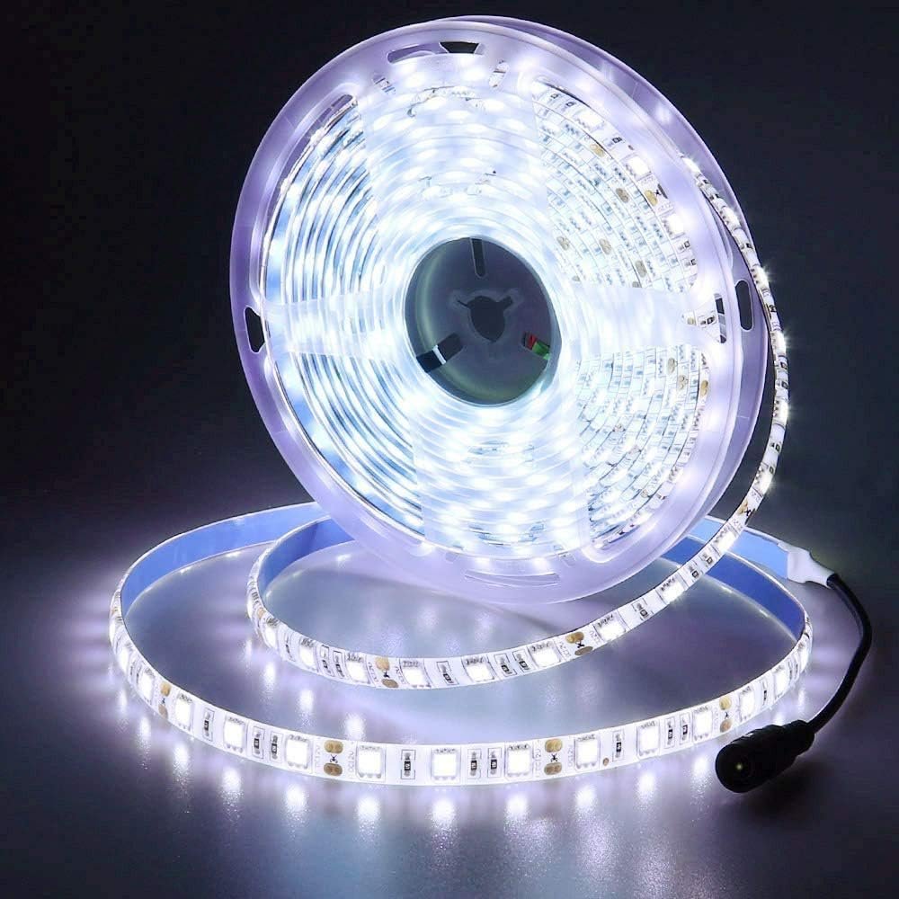 Tira adhesiva de 1 metro luces LED blancas.